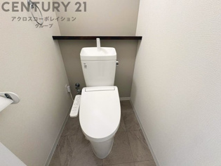 温水洗浄便座付トイレは温水洗浄機能により、暖かい水でおしりを洗浄することができ、冷たい水を使う従来の便座に比べ、温水洗浄機能で暖かいトイレを提供し、快適な使用を可能にします。
