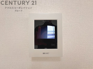 訪問者が来たときにテレビ画面で確認できるため、安心してドアを開けられます。録画機能があるものもあり、留守中に来訪者を記録しておくことができます。利便性が高く、セキュリティ面でも安心です。
