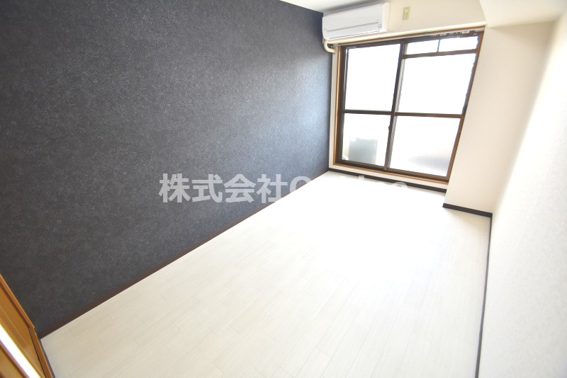 東大阪市小阪本町１丁目の賃貸マンションの居間・リビング|こちらのリビングで趣味の時間をお楽しみください