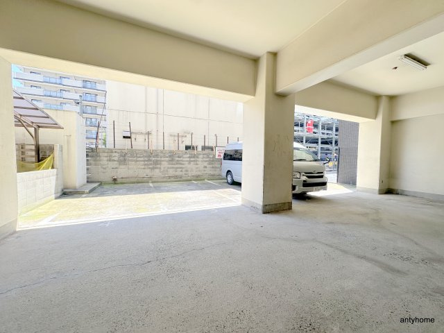 メゾンブランカの駐車場