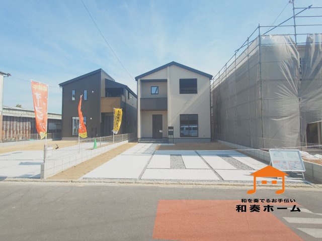 リーブルガーデン高松市仏生山町第七◇2026年度補助金対象の長期優良住宅です！の前面道路含む現地写真|前面道路が広いので、ファミリーカーのような大きな車でも車庫入れも余裕を持ってできるのが魅力的なお家です。