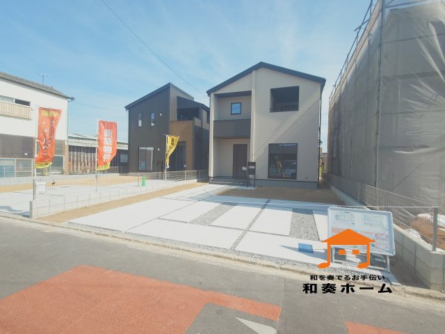 リーブルガーデン高松市仏生山町第七◇2026年度補助金対象の長期優良住宅です！の前面道路含む現地写真|２号棟外観
広い敷地にゆったりとした配置で住宅が建てられ、日照や通風にも十分に配慮されています。
