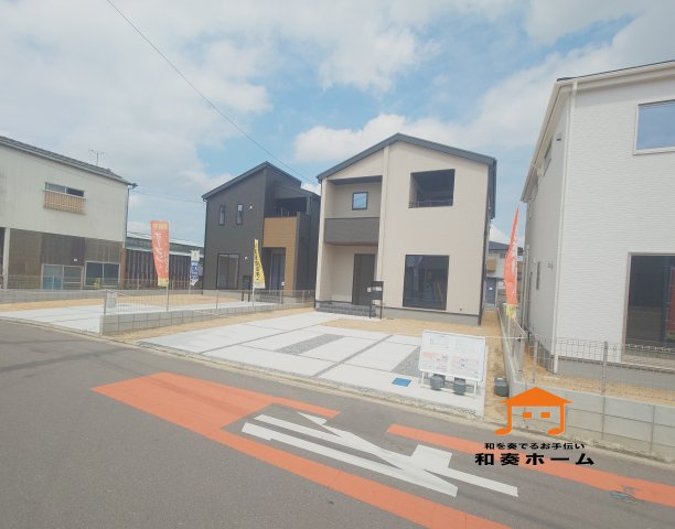 リーブルガーデン高松市仏生山町第七◇2026年度補助金対象の長期優良住宅です！の前面道路含む現地写真|２号棟外観
広い敷地にゆったりとした配置で住宅が建てられ、日照や通風にも十分に配慮されています。
