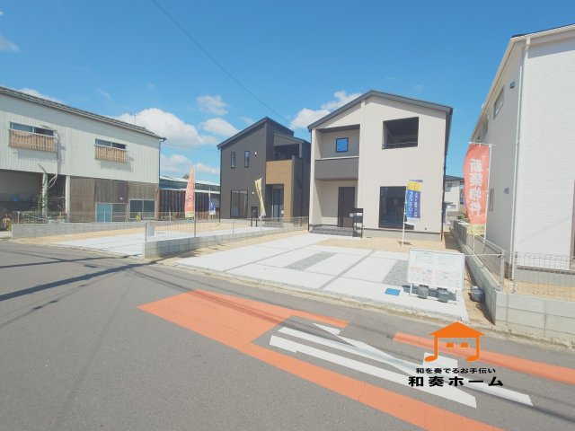リーブルガーデン高松市仏生山町第七◇2026年度補助金対象の長期優良住宅です！の前面道路含む現地写真|２号棟外観
広い敷地にゆったりとした配置で住宅が建てられ、日照や通風にも十分に配慮されています。
