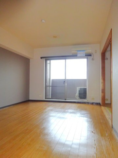 【居間・リビング】 | モアリッシェルつくば高野台Ⅰ | ＊イメージです／同タイプのお部屋です。壁紙も異なります