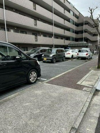 ガーデンクレス弐番館の駐車場