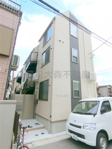 FERIO(フェリオ羽田の外観|2019年8月築　木造地上3階建て総戸数11戸　オートロック付きの賃貸アパート　京急空港線穴守稲荷駅最寄りの東京都大田区羽田6丁目　宅配BOXBS/CS