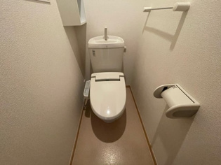 温水洗浄便座付きのトイレです☆