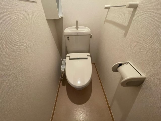 温水洗浄便座付きのトイレです☆
