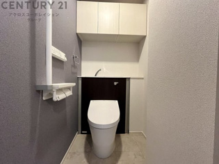 温水洗浄便座付きのトイレです♪