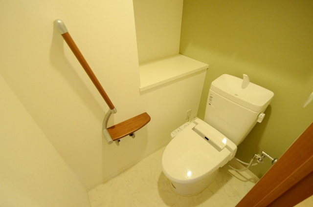 温水洗浄便座付きのトイレです♪