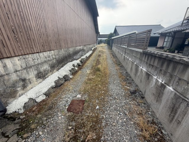 阿蘇市一の宮町 4DKのその他共用部分|周辺道路から敷地までは、現況約2.4ｍ幅の通路を通って進入する形状です。敷地へのアプローチ状況については、掲載写真をご確認ください。ご見学の際は、現地の道路・通路状況をあわせてご確認いただけます。