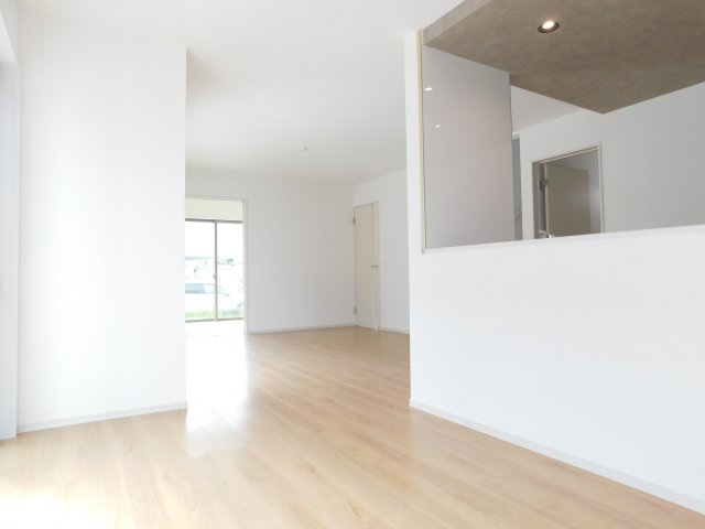 名古屋市中川区万場１丁目の新築一戸建の居間・リビング|◇リビング◇　　明るいリビング１７．７帖　洋室と続き間で２２．７帖の広々空間になります♪