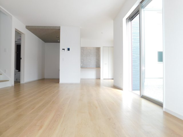名古屋市中川区万場１丁目の新築一戸建の居間・リビング|◇リビング◇　　明るいリビング１７．７帖　嬉しいスタディカウンター付♪　家族みんなが集まれる広々空間♪