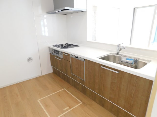 名古屋市中川区万場１丁目の新築一戸建のキッチン|◇キッチン◇　　人気の対面キッチン・人造大理石フラットキッチン・食洗機・浄水器一体型水栓・静音仕様シンク・薄型換気扇・Ｓｉセンサーコンロ（３口）・床下収納庫完備