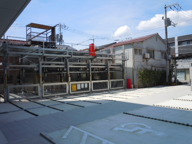 カーサ天神の駐車場
