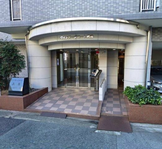 ヴィンテージコート兵庫のエントランス|２階のお部屋なので、エントランスや駐車場・駐輪場が近いです。
