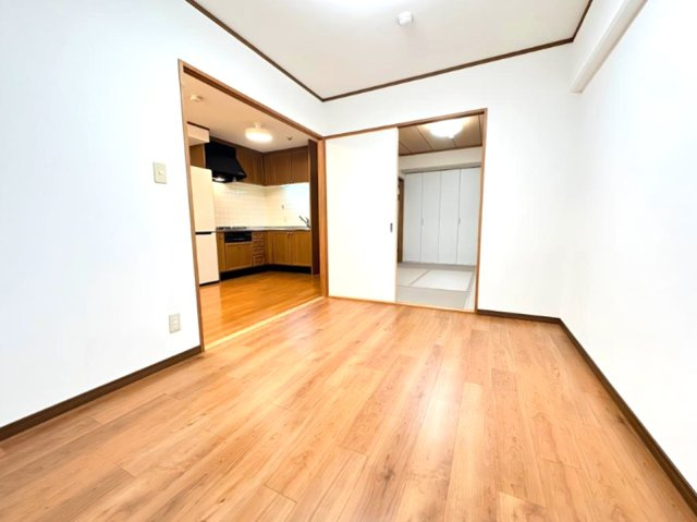 ヴィンテージコート兵庫の洋室|扉を閉めて別空間として活用、開けて広々使う等、使い勝手がとても良い　LDK・洋室・和室
