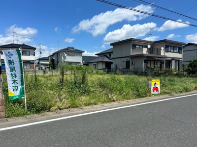 【前面道路含む現地写真】 | 【大泉町第２６期　現地外観】
※令和８年8月時点