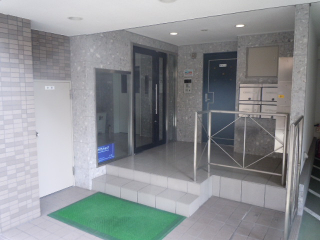 ステイツ豊中本町ビルのエントランス