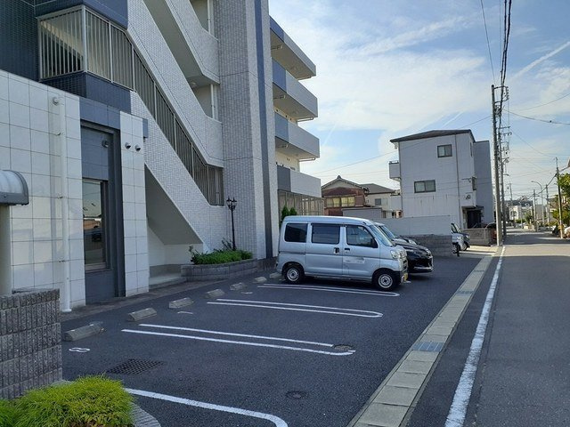 レユシール　エムの駐車場|駐車場に車を止められます