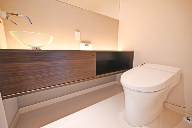 グランドメゾン箕面クレアコートのトイレ|ウォシュレット付トイレには手洗い付。タンクレスなので、掃除も楽にできます。