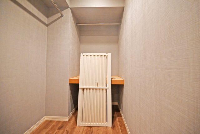 グランドメゾン箕面クレアコートの収納|洋室約11.4帖
ウォークインクローゼット。色んなものをまとめて収納できるので部屋をキレイに保てます。