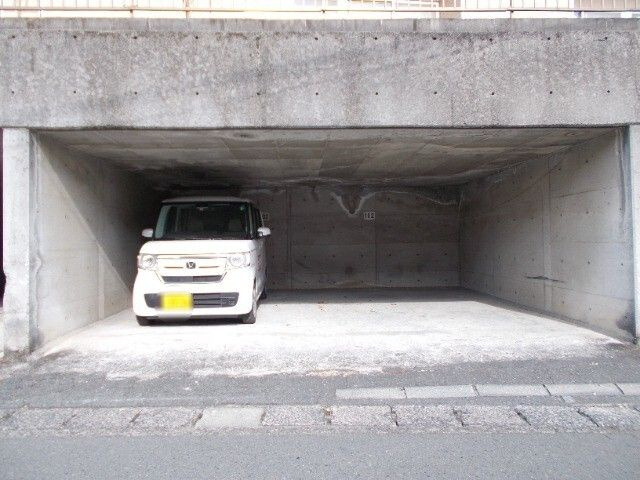 サニーヒルズの駐車場