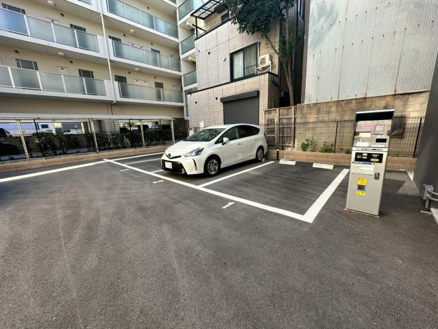 セレニテ九条リアンの駐車場
