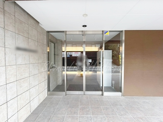 横浜市栄区笠間５丁目の賃貸マンションのエントランス