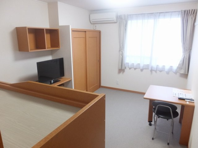 レオパレスユピテルＢの居間・リビング|大型家電設置済みのお部屋です。