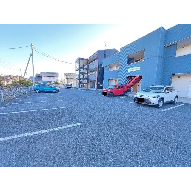SPRING　FEELSの駐車場|車をお持ちの方に嬉しい駐車場付きの物件です