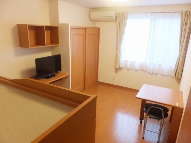 レオパレスユピテルＢの居間・リビング|大型家電設置済みのお部屋です。