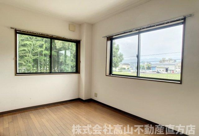 直方市大字植木の賃貸マンションの居間・リビング