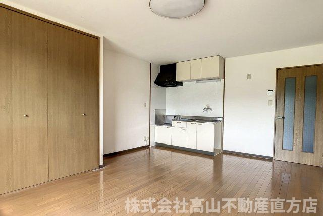 直方市大字植木の賃貸マンションの居間・リビング