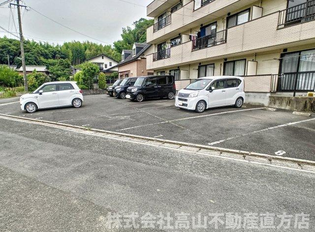 直方市大字植木の賃貸マンションの駐車場