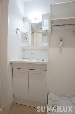 熊本市中央区黒髪２丁目のアパートの独立洗面台