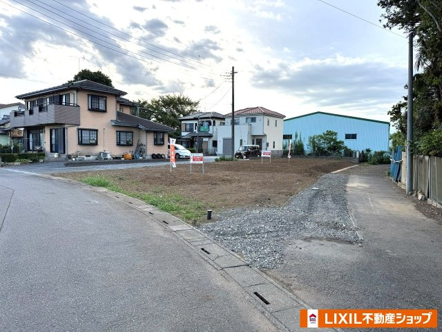 岩槻区鹿室 全２区画の前面道路含む現地写真|南区画（南東側から撮影）
