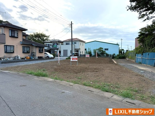 岩槻区鹿室 全２区画の前面道路含む現地写真|南区画（南東側から撮影）