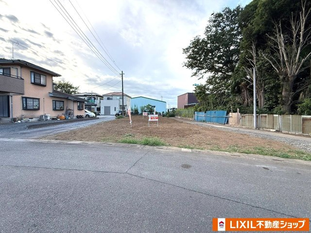 岩槻区鹿室 全２区画の前面道路含む現地写真|南区画（南側から撮影）