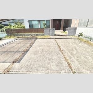 八剱町岩塚戸建の駐車場