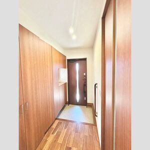 八剱町岩塚戸建の玄関