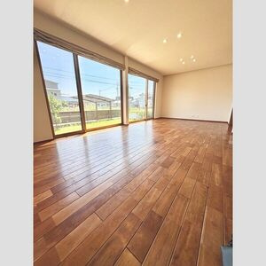 八剱町岩塚戸建の居間・リビング