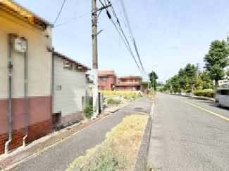 【前面道路含む現地写真】 | 原山台４丁　売土地　２区画 | ファミリーマートまで約441ｍ！ちょっとしたお買い物にも便利ですね♪