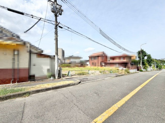 【前面道路含む現地写真】 | 原山台４丁　売土地　２区画 | 周辺にはスーパーや薬局など、商業施設がそろっていますよ！とても住みやすい環境です