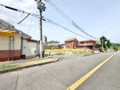 【前面道路含む現地写真】 | 原山台４丁　売土地　２区画 | 周辺にはスーパーや薬局など、商業施設がそろっていますよ！とても住みやすい環境です