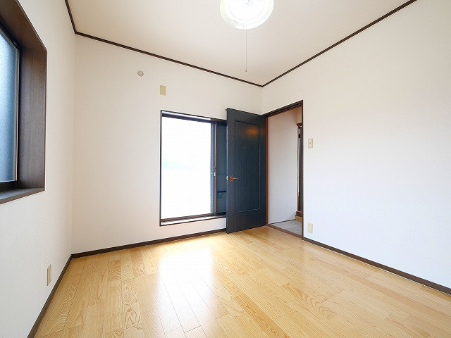 南登美ヶ丘　戸建ての洋室