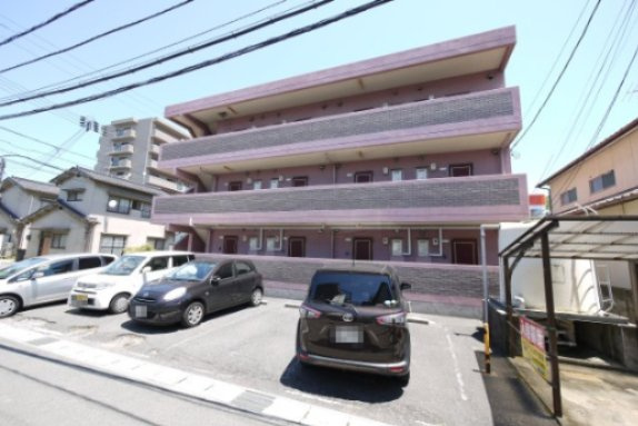 メゾンピュアの駐車場