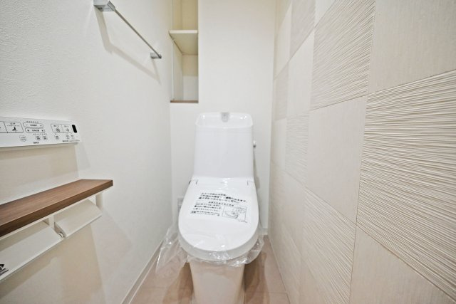 クラウンヒルズ箕面のトイレ|新調済みのトイレでウォシュレット機能が付いており、清潔で心地よくご利用いただけます。