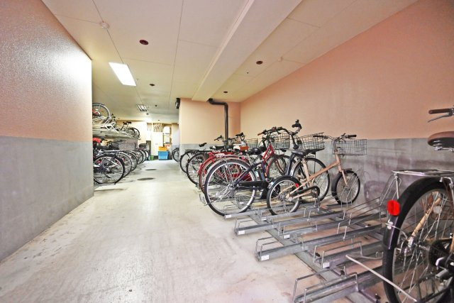 クラウンヒルズ箕面の駐輪場|敷地内に駐輪場を備えています。通勤・通学やお買い物など、自転車を利用する機会が多い方にも便利な共用設備です。